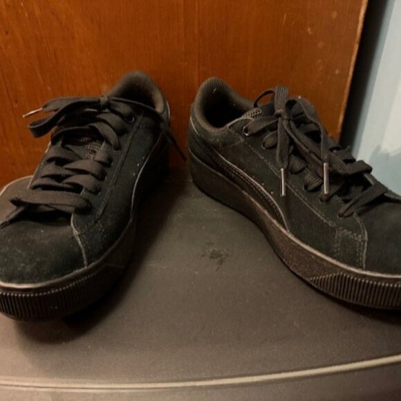 PUMA – Retro Black Vikki Platform Sneaker - Picture 7 of 16